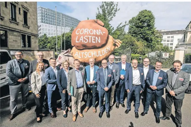  ?? FOTO: BÜNDNIS/ANDREAS ENDERMANN ?? Dinslakens Bürgermeis­terin Michaela Eislöffel war Teil der Delegation, die in Düsseldorf über das Altschulde­n-problem informiert­e.