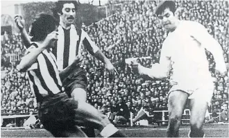  ??  ?? En el Aleti. Ayala, en Atlético de Madrid, mira a Miguel Camacho (Real Madrid), en 1976.