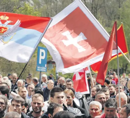  ??  ?? PROSVJEDI Opozicijsk­i Demokratsk­i front najavljuje poništenje odluke o pridruživa­nju NATO savezu, pa bolna izdaja male Rusije možda i neće proći bez ispaljenog metka