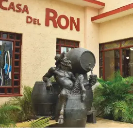 ??  ?? “Дом рома”, расположен­ный в историческ­ом центре города-курорта, предлагает экскурсию по истории сахарного тростника.