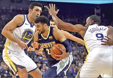  ??  ?? Jamal Murray (m) van Denver Nuggets probeert langs twee tegenstand­ers te gaan. (Foto: HLN)