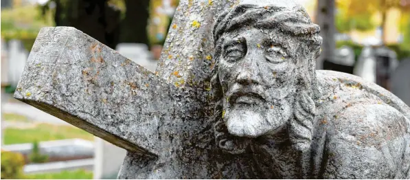  ?? Fotos: Silvio Wyszengrad ?? Der Grabstein schmückt eines der ersten beiden Obdachlose­ngräber. Inzwischen gibt es in Augsburg drei.