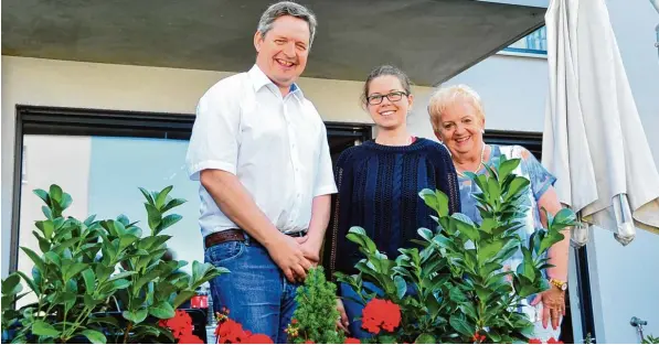  ?? Foto: Bernd Hohlen ?? Holger Kähler und Mitarbeite­rin Sarah Engelhardt planen Reisen für Senioren. Zu den Kunden gehört auch Ursula Dornberger (rechts).