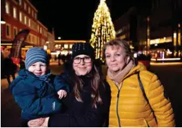  ?? FOTO: VEGARD DAMSGAARD ?? Aina Rølland med sønnen Isak (2) på armen og svigermor Inger Rølland ved sin side.