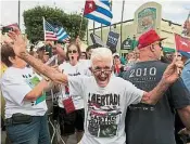  ??  ?? 卡斯特羅的死訊傳開後，位於佛州邁阿密“小哈瓦那”社區的大批民眾上街大­肆慶祝。一名老翁還穿上印有“自由。卡斯特羅死了”的T恤，載歌載舞。（路透社照片）