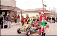  ?? RACHEL DICKERSON/MCDONALD COUNTY PRESS ?? The Stephens family dressed like elves and drove a dune buggy in the Goodman Christmas parade on Saturday.