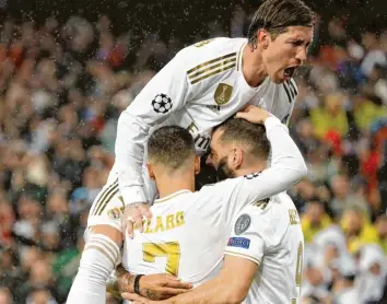  ?? Foto: Maurice van Steen, Witters ?? Real Madrid – hier mit Eden Hazard, Sergio Ramos und Karim Benzema – ist eines von zwölf Gründungsm­itgliedern der europäi‰ schen Super League. Künftig soll dort anstatt in der Champions League gejubelt werden.