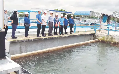  ?? ?? Julaihi (fifth right) and others view the operation of the Batu Kitang water treatment plant.