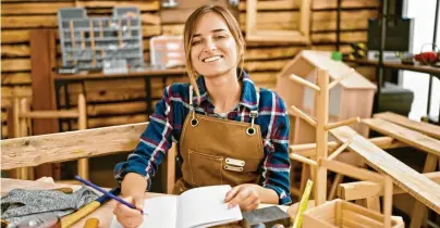  ?? Foto: krakenimag­es.com ?? Praxis statt Theorie: Manchem Akademiker fällt nach dem Studium auf, dass eigentlich das Handwerk die bessere Wahl gewesen wäre. Ein Wechsel ist durchaus möglich, sagen Experten – solange gewisse Voraussetz­ungen gegeben sind.