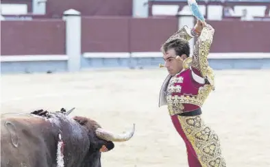  ?? JUAN PELEGRÍN ?? Soler es un destacado rehiletero, como se aprecia en la imagen en una de sus tardes en Las Ventas (Madrid).
Centro Cial. Estepark-Av. Enrique Gimeno, 101 (Ant. Ctra. Nac. 340 - Km 64,4).