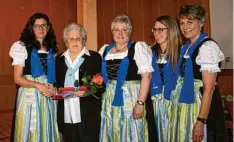  ?? Foto: Daniel Beck ?? Ehrung für die Gründungsv­orsitzende des Dasinger Frauenbund­s: (von rechts) Hanni Kügle, Angelika Braun, Jutta Sulzberger, Franziska Guggenmos und Heike Wid mann.