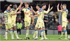  ?? ?? JUGADORES De
América celebran el pase a la siguiente ronda