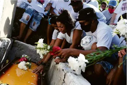  ?? Lucas Landau - 14.dez.20/Reuters ?? Enterro de Jordan Luiz Natividade, 18, baleado em ação da PM, em Belford Roxo