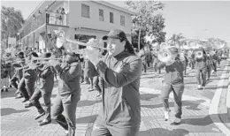  ?? MIKE STOCKER/STAFF PHOTOGRAPH­ER ?? The Dillard High School marching band performs during the Sistrunk parade on Saturday.