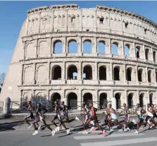  ?? BARTOLETTI ?? Il passaggio al Colosseo dell’ultima maratona di Roma