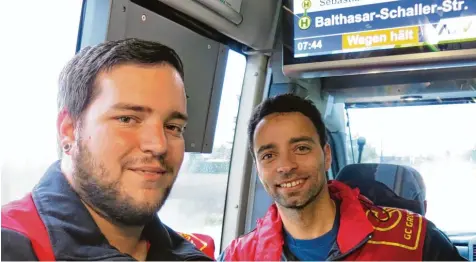  ??  ?? Manuel Grießmeir und Omar Khorshid freuen sich über die neue Busverbind­ung. Bei Regen kommen sie jetzt trockenen Fußes von Lechhausen an ihren Arbeitspla­tz im Friedberge­r Businesspa­rk.