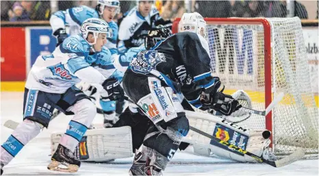  ?? ARCHIVFOTO: CF ?? Auch in der Saison 2015/16 hatten es die Lindauer mit den Landsberge­rn zu tun. Jetzt gibt es ein Wiedersehe­n in den Play-offs.