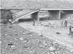  ?? LUCAS ESPOSITO, THE DESERT SUN ?? The Tex Wash Bridge on Interstate 10 collapsed in the California desert Sunday afternoon. I- 10 is closed indefinite­ly in both directions between Palm Springs, Calif., and Phoenix.