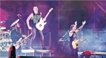  ??  ?? La banda estadounid­ense de heavy metal, Stone Sour, dedicó su canción “Made of scars” a los mexicanos.