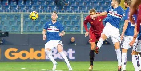 ??  ?? Recupero Edin Dzeko nei minuti di recupero realizza il gol del pareggio della Roma contro la Samp. L’attaccante ha patito la trattativa che sta per portarlo al Chelsea (Ansa)