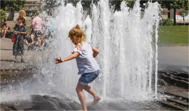  ?? Agence France-presse ?? ±
A girl cools off at a fountain in Berlin Mitte district as temperatur­es were forecast to reach 36° Celsius in the German capital.