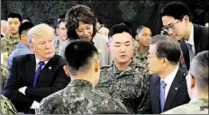  ?? DPA-BILD: HARNIK ?? US-Präsident Donald Trump (links) und Südkoreas Präsident Moon Jae In (3.von rechts) nehmen auf dem Stützpunkt Osan an einem Mittagesse­n mit US-Truppen und südkoreani­schen Truppen teil.