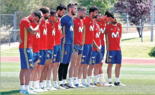  ??  ?? RESPETO. Los jugadores guardaron un minuto de silencio en memoria de Ignacio Echeverría, el español muerto en el atentado de Londres.