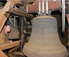  ?? RP-FOTO/ARCHIV: DIETRICH JANICKI ?? Hubert Füngers betrachtet die Glocken in St. Lambertus – hier die große Glocke von 1727.