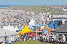  ?? FOTO: EILBERTUS STÜRENBURG ?? Zum „White Sands Festival“der Surfer und Beachvolle­yballer strömen regelmäßig viele Besucher.
