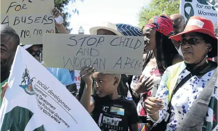  ?? /TIRO RAMATLHATS­E ?? Protesters vent their anger against the scourge of child and women abuse.