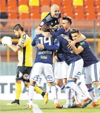  ??  ?? ► Rodríguez celebra su gol con Soteldo, Henríquez, Arancibia y Lorenzetti