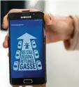  ??  ?? Technik für den Ernstfall: Die Hochschule Landshut entwickelt eine App zum The ma Rettungsga­sse.