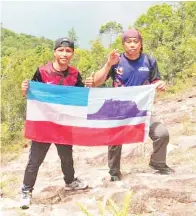  ??  ?? DUA anggota bomba Sandakan yang turut menyertai rombongan itu sambil membuat tinjauan dan kajian keselamata­n di laluan Pulau Berhala sekiranya berlaku masalah atau insiden ketika pendakian atau aktiviti di pulau itu.