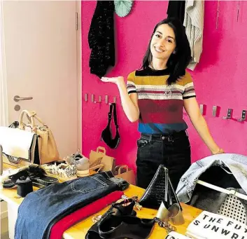  ?? BILD: JENIFER LANGHORST ?? Modeblogge­rin Kostantina bietet an ihrem Stand auf dem Flohmarkt ausgefalle­ne Kleidungss­tücke an.