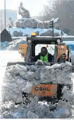  ?? EDUARDO PARRA / EP ?? Un operario trabaja con una máquina quitanieve­s en la Plaza de Cibeles.