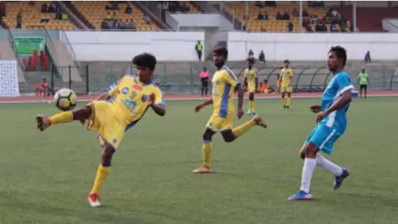  ??  ?? Action from the U- 18 Youth League semi- final between Kerala Blasters and SAI ( Kolkata) in Shillong on Thursday.