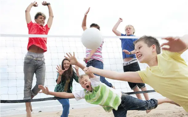  ?? — GETTY IMAGES FILES ?? Summer camps include daily sporting activities, like volleyball.