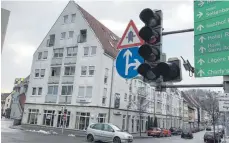  ?? FOTO: DOROTHEA HECHT ?? Ampel außer Betrieb: In Tuttlingen ist am Mittwochmo­rgen der Strom ausgefalle­n, hier die Kreuzung an der Scala-Brücke.