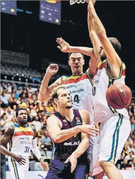  ?? FOTO: FCB ?? Jaka Blazic, entre Ennis, Stevic y Delas en un reciente Barça-MoraBanc Andorra