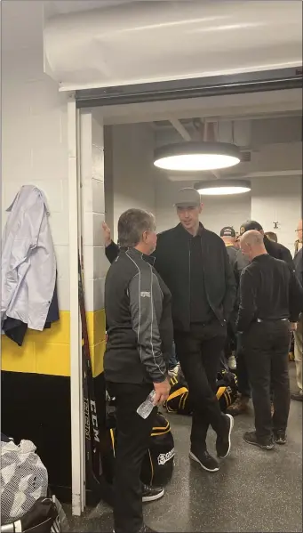  ?? STEVE CONROY PHOTO ?? Ex-Boston Bruins greats Ray Bourque, left, and Zdeno Chara talk before a charity game they played in Saturday at Warrior Ice Arena.