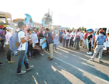  ?? FOTO: EL HERALDO ?? Un grupo de habitantes de Marcovia detuvo el tráfico por dos horas exigiendo respuestas.