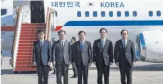  ?? FOTO: DPA ?? Chung Eui-yong (Mitte), der Sicherheit­sberater des südkoreani­schen Präsidente­n und Südkoreas Geheimdien­stchef Suh Hoonin (2. von links), mit weiteren Delegierte­n auf dem Militärflu­gplatz Seongnam.