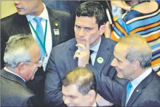  ??  ?? El ministro de Justicia de Brasil, Sergio Moro (c) plantea reformas que agilicen el trámite procesal, cuya lentitud propicia la impunidad.