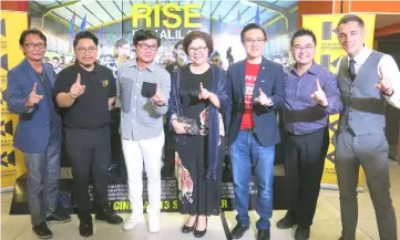  ??  ?? Liew (centre), flanked by Phoong and Chong, with others at the Sabah premiere of RISE Inikalilah.