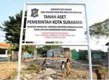  ?? ROBERTUS RISKY/JAWA POS ?? UNTUK UMUM: Sejumlah anak bermain di lahan bekas balai RW Jalan Bogen yang rencananya dijadikan pusat ekonomi warga.