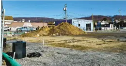  ?? APRILGAMIZ/THE MORNING CALL ?? The temporary fencing around the stalled Turkey Hill constructi­on project at Sixth and Chestnut streets in Emmaus has been removed, leaving borough residents to wonder what’s happening.