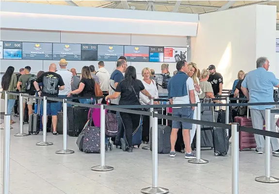  ?? Picture: REX/Shuttersto­ck. ?? Thomas Cook passengers checking in at Stansted Airport on Saturday afternoon.