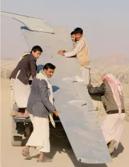  ?? REUTERS ?? Yemen.Ribelli Houti raccolgono l’ala di un drone saudita da poco abbattuto