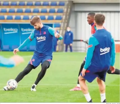  ?? MIGUEL RUIZ / FCB ?? Piqué se ejercita durante el entrenamie­nto barcelonis­ta junto a sus compañeros Dembélé y Pjanic.