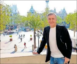  ?? ?? Carboni posa para AS en el balcón del Ayuntamien­to de Valencia.